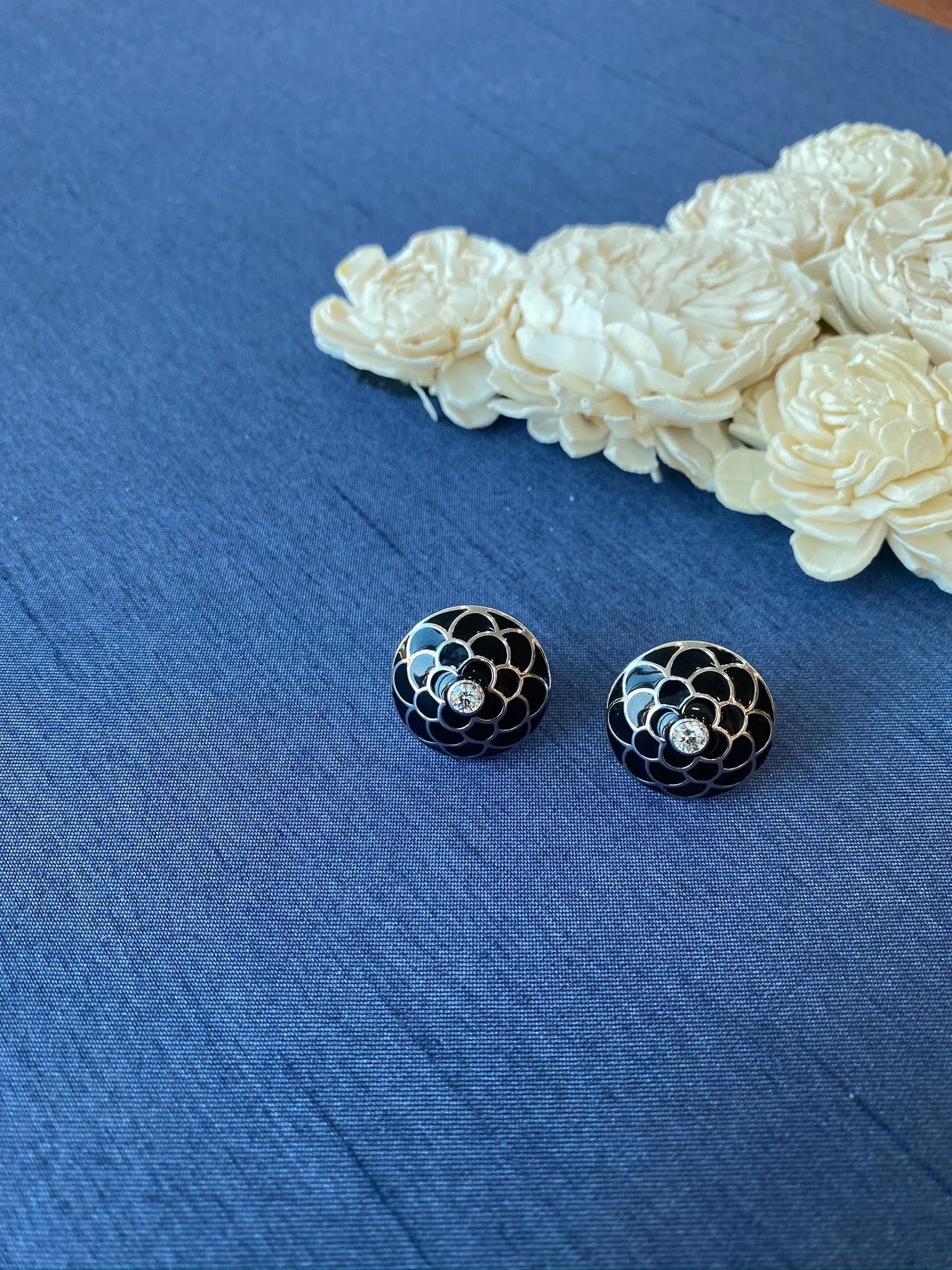 Design Enamel Earrings with Round Diamonds