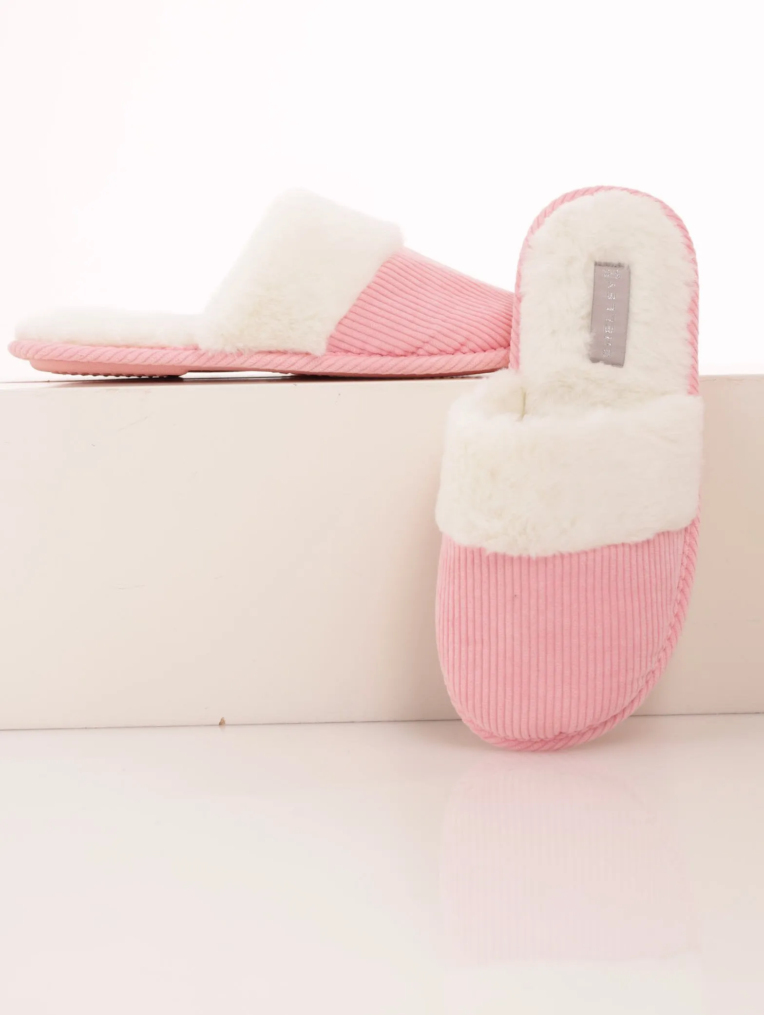 Ladies Lined Fur Closed Toe Slipper - Light Pink