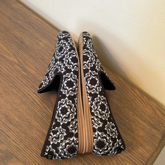NEW TOMS Darcy Flats Size 9.5
