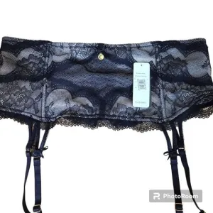 NWT Natori Lingerie Size Medium Black Chantelle Lace Nude Lining Garter Belt
