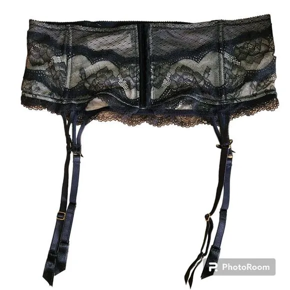 NWT Natori Lingerie Size Medium Black Chantelle Lace Nude Lining Garter Belt