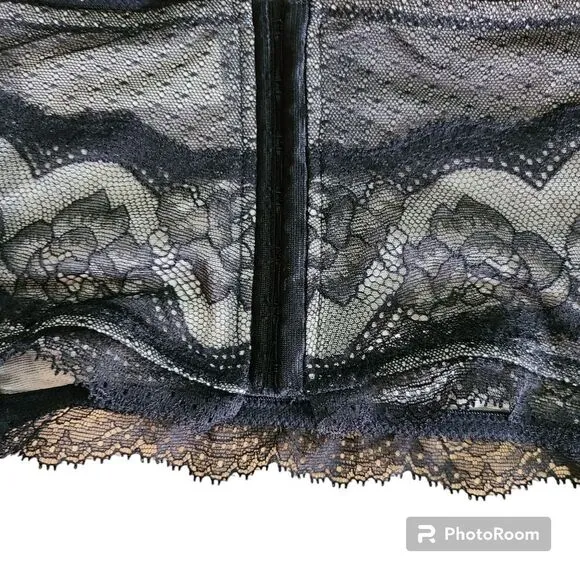 NWT Natori Lingerie Size Medium Black Chantelle Lace Nude Lining Garter Belt